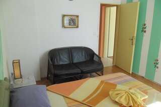Апартаменты Two bedroom ap in the garden Булярица Апартаменты с 2 спальнями-4